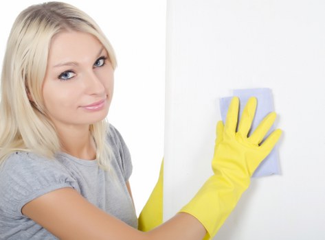 Cleaner wearing PPE during a professional carpet cleaning service